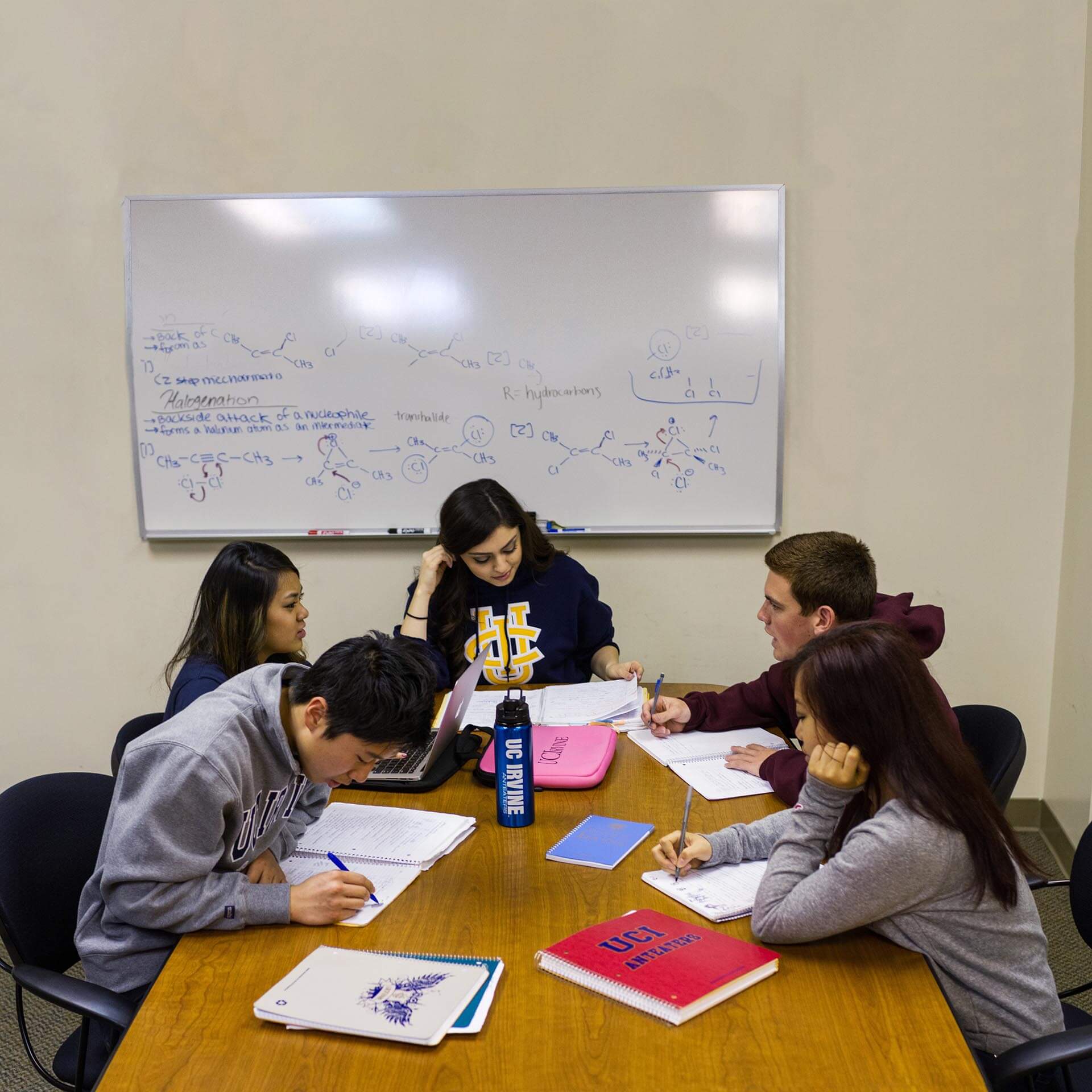 Uci Courtyard Study Lounge - 9l3qo9y